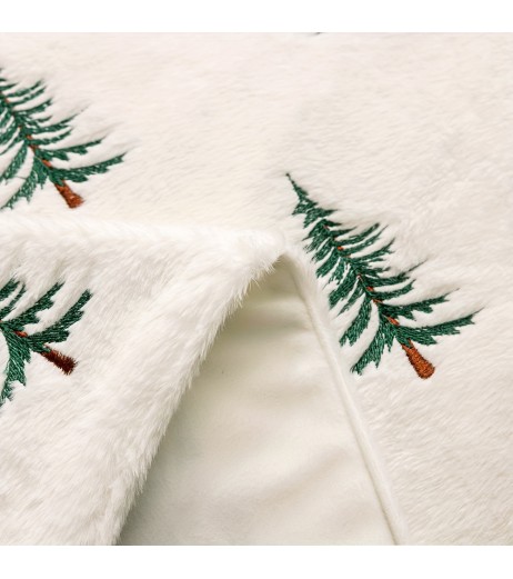 1pc 居心地の良い現代的なクリスマスツリー刺繍入りプラッシュスローブランケット - 柔らかなホワイトポリエステル、オールシーズン、手洗いのみ、幾何学的な松のパターン、ニット生地、重量 >500g/㎡