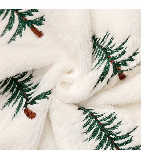 1pc 居心地の良い現代的なクリスマスツリー刺繍入りプラッシュスローブランケット - 柔らかなホワイトポリエステル、オールシーズン、手洗いのみ、幾何学的な松のパターン、ニット生地、重量 >500g/㎡