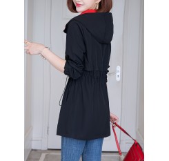 女性用カジュアルフード付きウィンドブレーカー、黒、赤のアクセント、ポリエステル